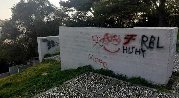 I vandali con lo spray padroni del Pincio: imbrattato anche il Monumento alla Libertà