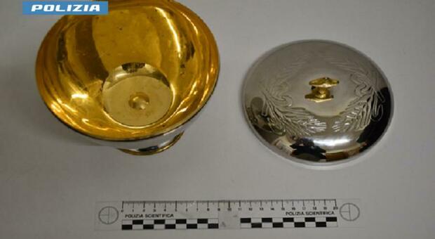Ladri nella chiesa di San Pietro e Paolo, via con oggetti preziosi in argento: una denuncia