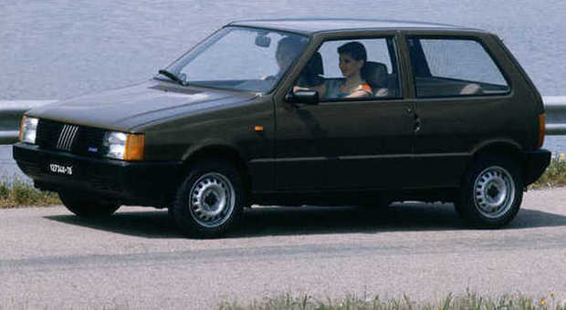 Una Fiat Uno, un'auto di più di 20 anni fa