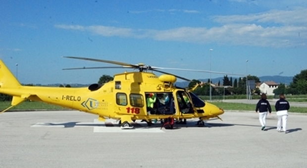 Il trasferimento in elicottero dall'ospedale San Giovanni Battista di Foligno