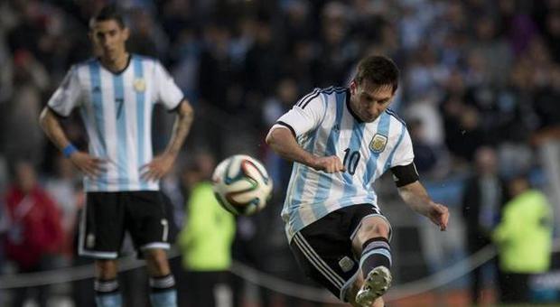 Messi guida l'attacco stellare dell'Argentina, dubbi a centrocampo