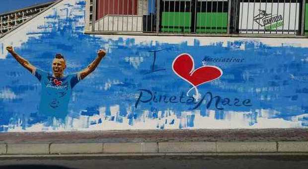 Castelvolturno, «I love Pinetamare» celebra il suo cittadino onorario: Hamsik in un murales