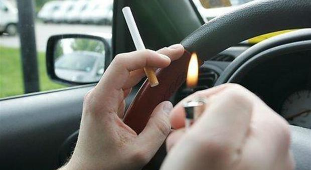 Fuma mentre guida, ma in auto ha le figlie minorenni: scatta la multa