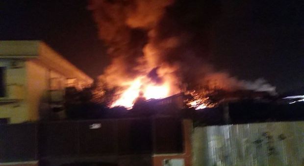 Incendio distrugge fabbrica a Melito, fiamme domate dopo ore