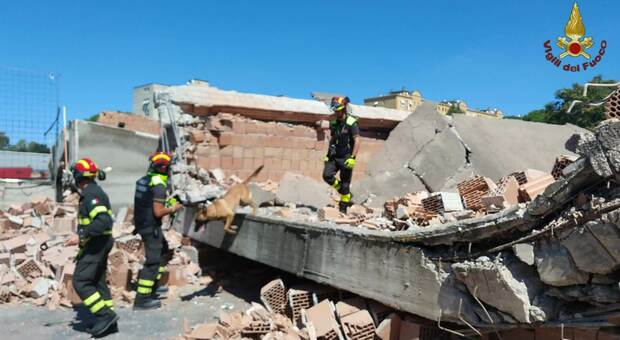 Roma, crolla il tetto di una rimessa dei bus: nessuna persona sotto le macerie