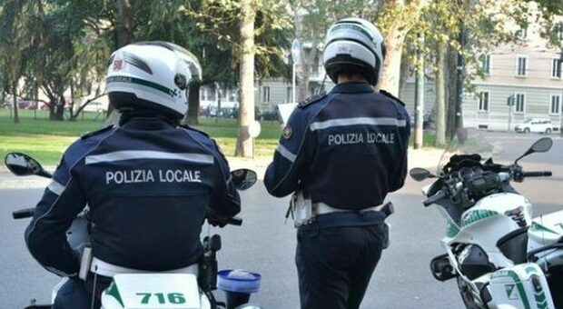 Napoli, controlli della polizia su ambulanti e abusivi: sequestri e multe