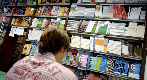 Roma, caro-libri: aumenti fino al 20%. Il Comune: «Più bonus alle famiglie». Stangata da settembre per testi e materiali