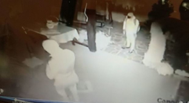 I ladri entrano nella sua casa, il proprietario pubblica il video su Facebook