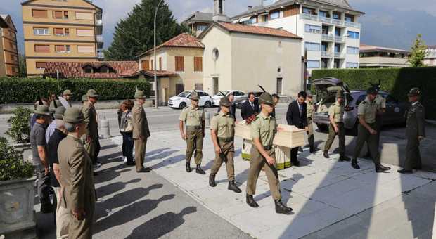 «Troppi lati oscuri nel suicidio dell'alpina, bloccate la cremazione»