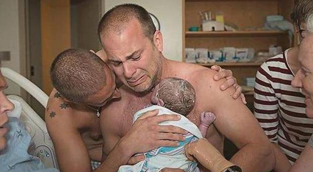 I due papà con il bambino (La pagina fb di Lindsay Foster