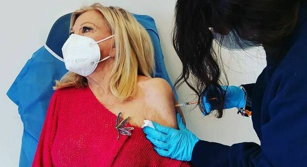 Sandra Milo supera il terrore degli aghi e si vaccina: «Mi volto dall'altra parte per non guardare»