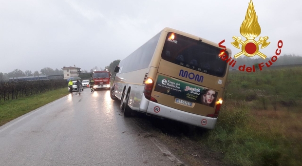 Incidente a Moriago della Battaglia. Autobus della Mom finisce nel fossato a bordo strada