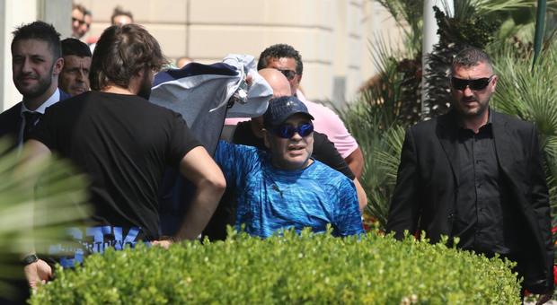 Maradona sbarca a Napoli: cori sul Lungomare, poi si affaccia per salutare i tifosi