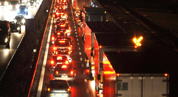Limite di velocità a 100 all'ora in autostrada per abbassare l'inquinamento: scatta l'emergenza in Olanda