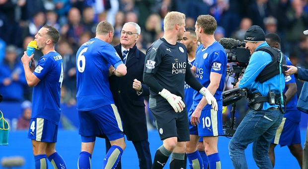 Claudio Ranieri esulta insieme ai giocatori del Leicester City