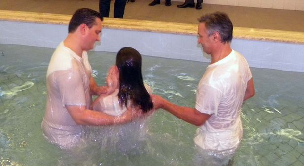 La cerimonia battesimale dei testimoni di geova