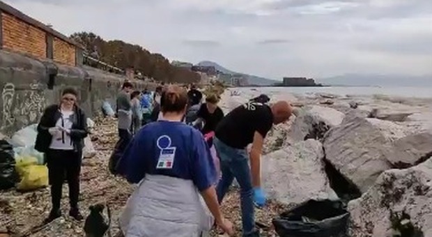 «Back to the Beach» a Napoli, decine di volontari per ripulire il mare dai rifiuti