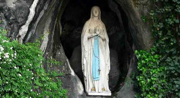 Madonna di Lourdes, i miracoli continuano: 70 guarigioni accertate, oggi la processione