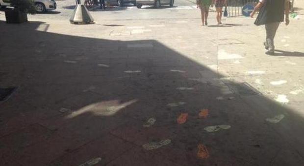 Vallo della Lucania, il contestatore che protesta con i piedi: orme di vernice sull'arredo urbano