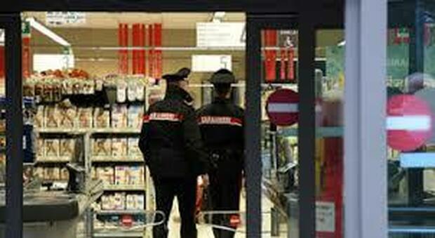 Casco, mascherina e pistola: assalto al supermercato nel Napoletano, rubati 2mila euro d'incasso e i buoni pasto