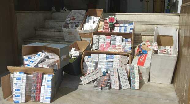 Napoli, contrabbando di sigarette: sequestrati oltre 7 mila pacchetti in due locali di Porta Nolana