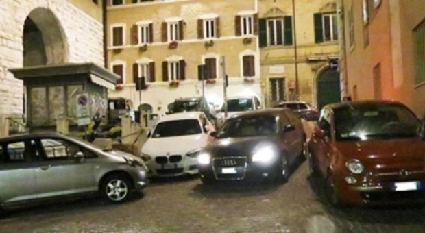 Ancona, Far West della sosta notturna Caos per la movida, mancano controlli