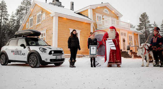 Una dele Mini arrivate a Rovaniemi per consegnare le oltre 75 mila letterini di richiesta regali a Babbo Natale