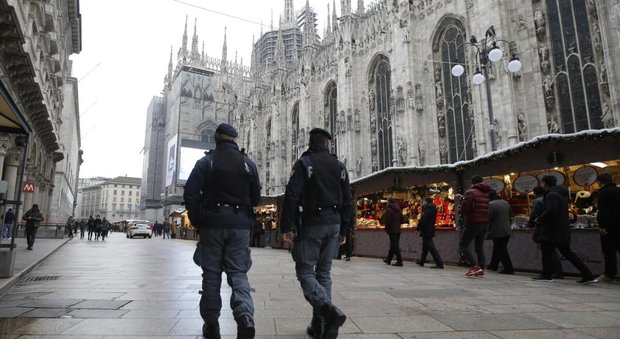 Milano, precipita dal Duomo e s'infilza nelle guglie: morto durante i soccorsi