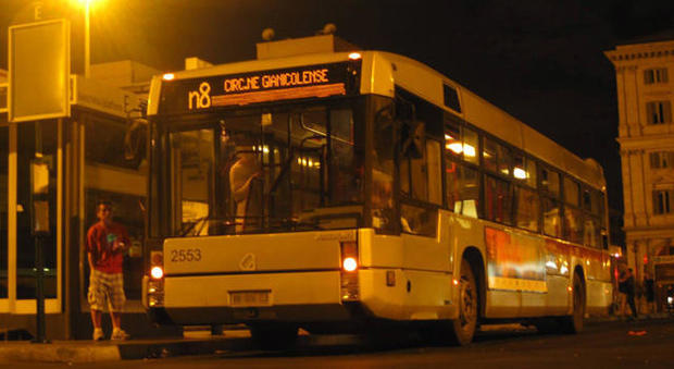 Un bus in servizio di notte