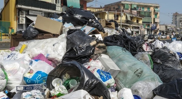 Le periferie di Napoli sommerse dai rifiuti, promessa Asìa: «Lunedì città pulita»