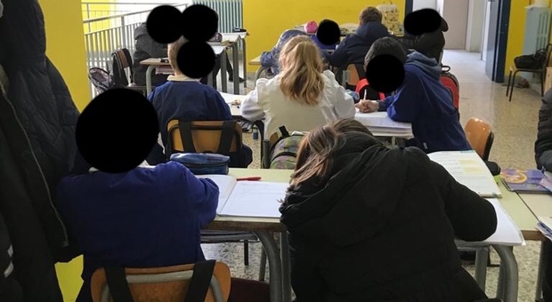 Napoli, si fulminano i neon: i bimbi fanno lezione nei corridoi della scuola