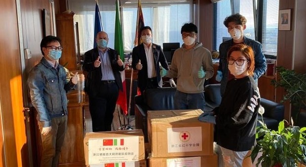 Fabio Bui riceve i dispotivi di di protezione donati dalla comunità cinese padovana