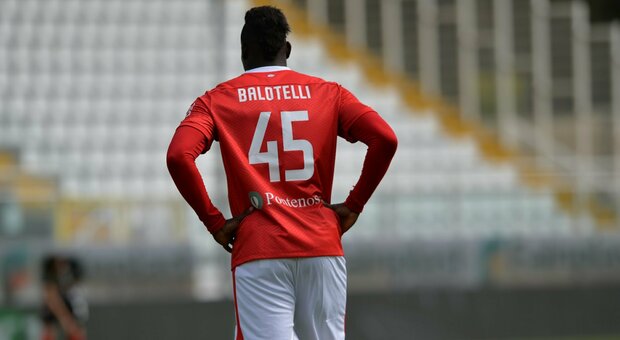 Brescia, l’amica di Balotelli pestata dal compagno: «Smettila di tradirmi con lui»