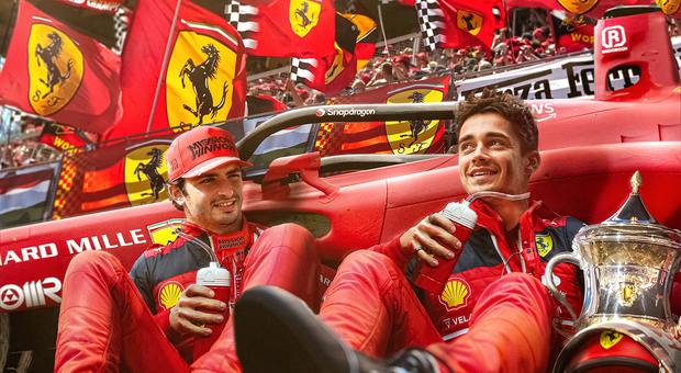 Carlos Sainz e Charles Leclerc, i due piloti della Ferrari di Formula 1, in una delle illustrazioni di Paolo Alpago Novello per la Gazzetta dello Sport