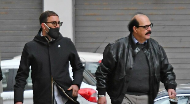 Il farmacista Alberto Angelini con l’avvocato Alessandro Angellozzi all’arrivo al palazzo di giustizia