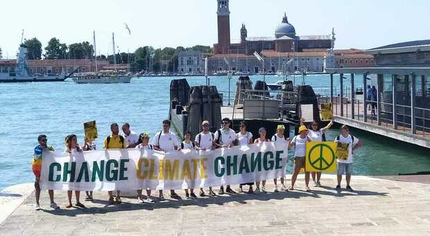 Venezia, attivisti di Legambiente travestiti da subacquei sul Canal Grande contro i cambiamenti climatici