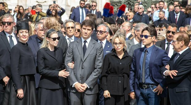 Berlusconi, i funerali di Stato a MIlano. Marta Fascina e i figli commossi ringraziano la folla. L'omelia: «Silvio, uomo di gioia»