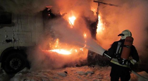 Incendio devasta una filatura: fumo e intossicati, pompieri al lavoro