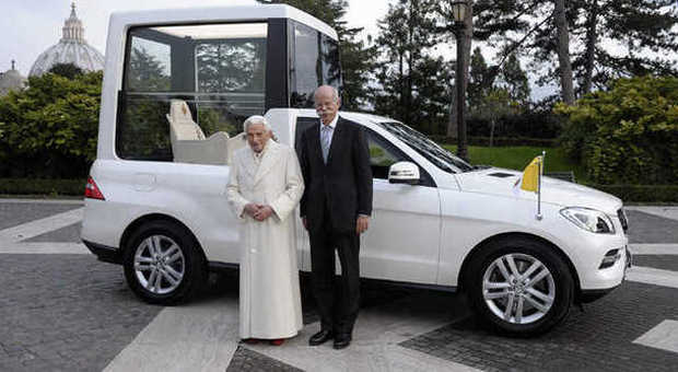 Papa Benedetto XVI con il presidente della Mercedes Dieter Zetsche