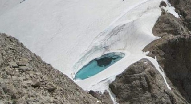 Marmolada, la foto fake del laghetto sul ghiacciaio. E ci casca perfino Reinhold Messner