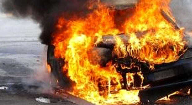 La sua auto prende fuoco e viene divorata dalle fiamme, la lascia in strada e sparisce