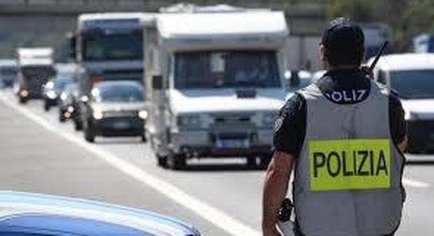 Inseguimento da film sulla Caserta-Salerno: sperona l'auto della polizia e picchia gli agenti