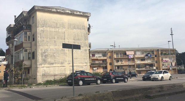 Neomelodico canta, i vicino chiamano i carabinieri e lui si vendica bucando le gomme delle auto
