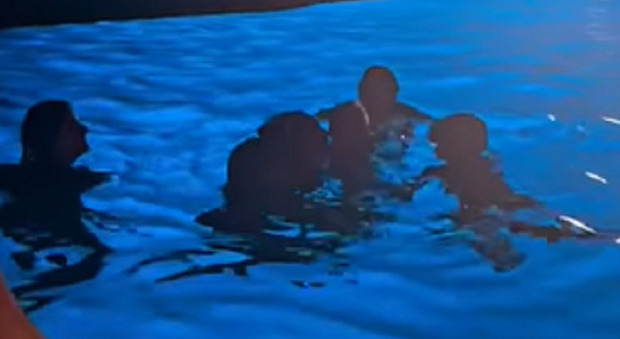 Capri, ancora bagni proibiti nella Grotta Azzurra: tuffo e video per un'intera famiglia