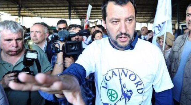 Auto sulla folla, la rabbia di Rom e Sinti: "Salvini come Hitler"