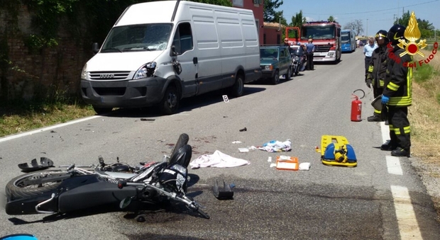 Violento scontro tra moto e furgone Centauro di 16 anni in gravi condizioni