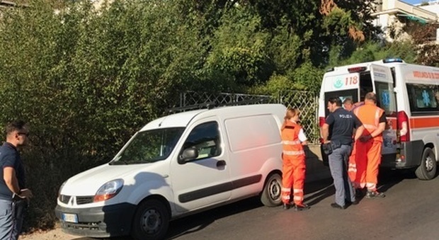 Ascoli, un artigiano trovato morto impiccato nel suo furgone: è giallo