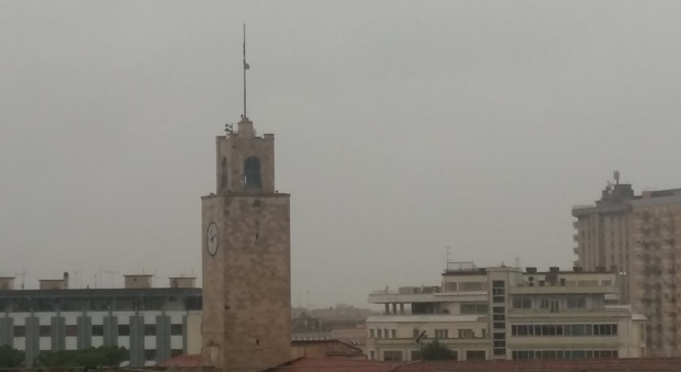 Latina, bandiera sulla torre civica strappata dalle raffiche di vento Il Comune: «Sarà sostituita appena il tempo lo consentirà»