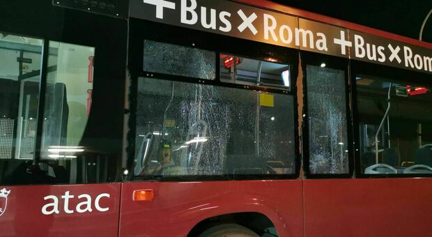 Roma, spari contro i bus Atac: finestrini distrutti, paura in via Condoni
