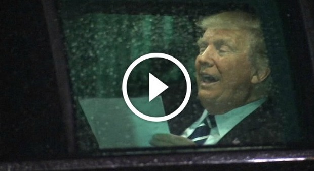 Trump prova il discorso in auto e fa le smorfie, il web si scatena -Guarda